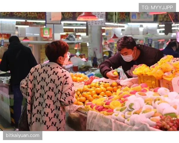 刚刷到管晨辰穿代言羽绒服拎菜篮子挤菜市场，我竟然笑出声